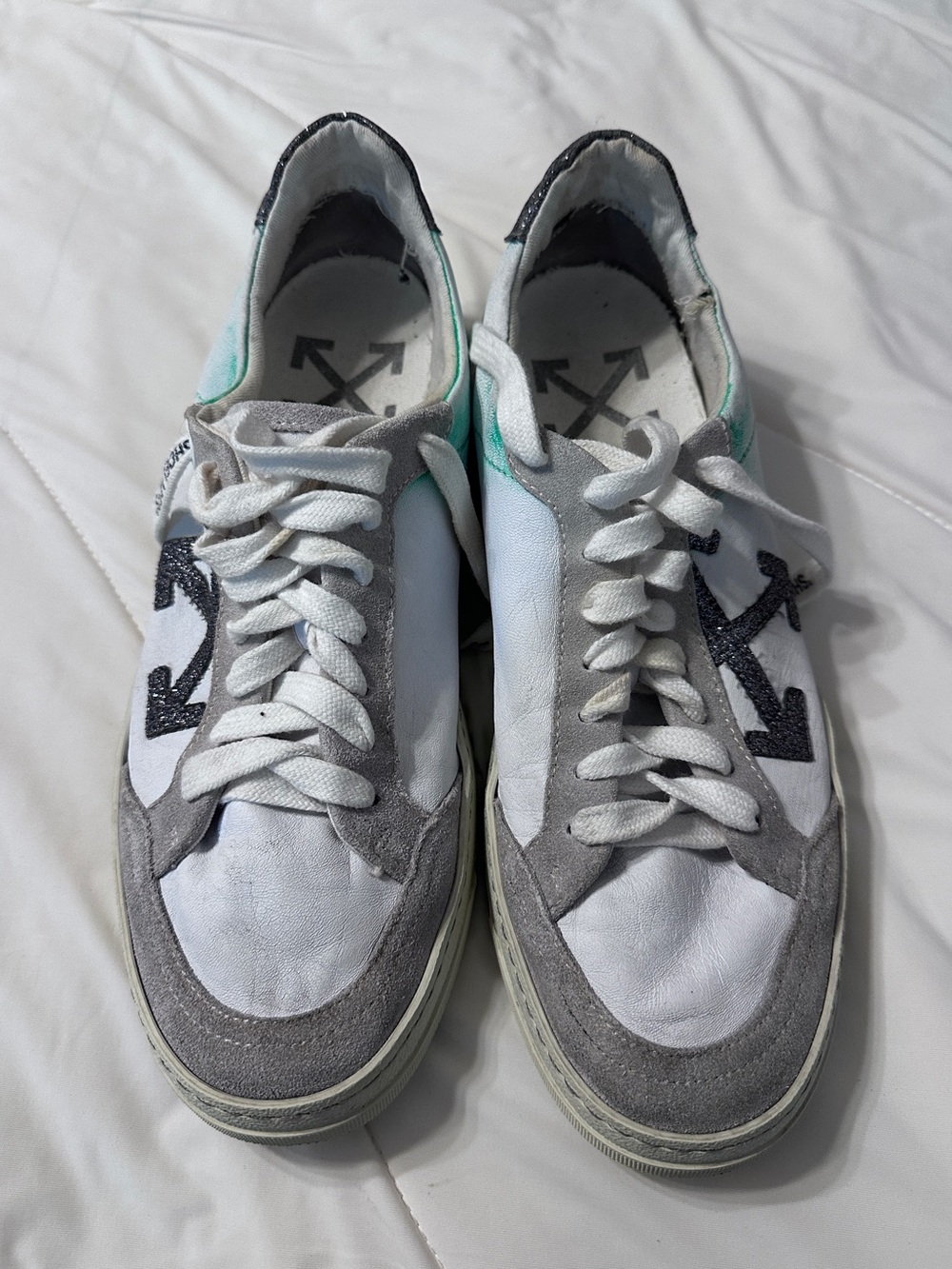 Off-White White & Gray Low-Top Sneakers w/ Silver Glitter Arrow Accent - Size 40